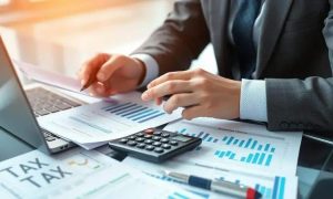 Relatórios financeiros e análises jurídicas em ambiente de escritório de advocacia, destacando estratégias de gestão financeira no setor de direito. Conheça as notícias atualizadas no Direito Hoje Notícias.