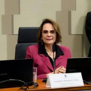Direito Hoje Notícias, reunião oficial do setor jurídico, mulher advogada em sessão de direito, eventos jurídicos, atualidades em direito, notícias de tribunais e legislação brasileira.