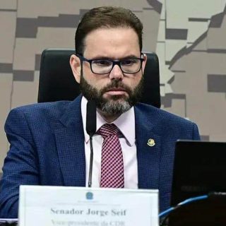 Senador Jorge Seif em audiência no Senado Federal, discutindo temas de direito e legislação em destaque na atualidade.