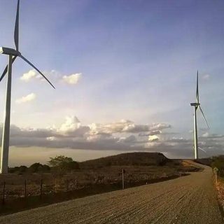 Parque Eólico com Aerogeradores em Expansão - Energia Renovável e Sustentabilidade no Brasil.