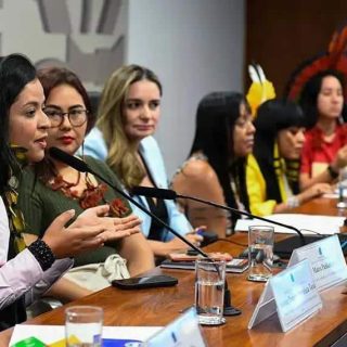 Direito Hoje Notícias, evento com mulheres no fórum de direito, enfatizando igualdade de gênero e inclusão social no setor jurídico.