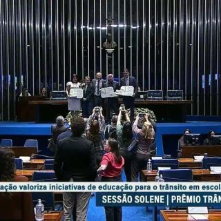 Benefícios do prêmio trânsito seguro, reconhecimento de iniciativas educativas, sessão solene, promoção da segurança no trânsito, destaque em evento parlamentar, valorização da educação no âmbito do trânsito.