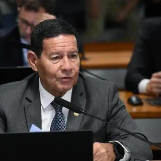 Advogado participando de audiência em tribunal, representando casos jurídicos importantes.