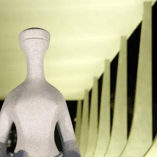 Segurança Jurídica e Justiça, símbolo de equidade na legislação brasileira, representada por uma estátua moderna com tribunal ao fundo, ilustrando avanços no Direito Hoje Notícias.