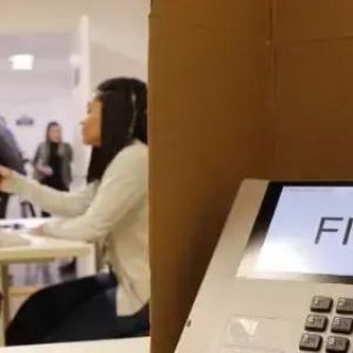 A importância das eleições e o processo de votação eletrônica no Brasil, com foco na segurança e transparência do sistema eleitoral.