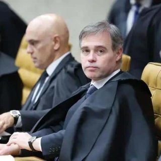 Juiz em tribunal durante sessão de julgamento, ambiente formal e judicial, foco na figura do juiz na cadeira central, relevância para notícias de direito e justiça.