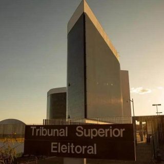 Tribunal Superior Eleitoral - Edifício moderno e imponente da Justiça Eleitoral brasileira, símbolo da democracia e do direito ao voto no Brasil, registrado ao pôr do sol.
