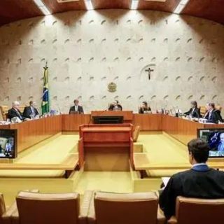 Salão de tribunal com juízes e advogados em sessão judicial oficial, ambiente formal de justiça brasileira, símbolo do Direito Hoje Notícias.
