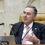 Obrigatório 2. Homem político em reunião de tribunal, discutindo legislação brasileira e direitos civis.