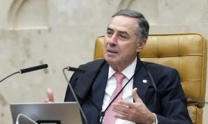 Obrigatório 2. Homem político em reunião de tribunal, discutindo legislação brasileira e direitos civis.