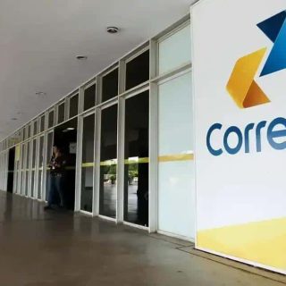 Atendimento dos Correios em loja moderna, fachada empresarial, logo destacado, serviço postal, entregas, correspondências, comunicação, logística.