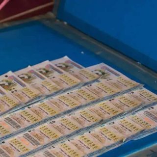 Bilhete de loteria contendo dezenas premiadas, apostas de loteria, jogo de azar, apostas esportivas, esperança de ganhadores.