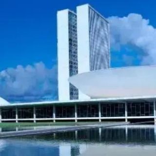 Edifício do Congresso Nacional em Brasília, sede do poder legislativo brasileiro, símbolo da arquitetura moderna e importante centro de decisões políticas no Brasil.