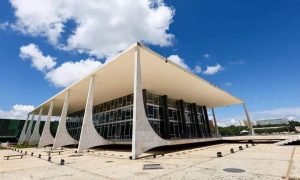 Moderno edifício de tribunais com arquitetura contemporânea, representando o sistema jurídico e direito, destaque na cobertura de notícias de direito e justiça no Brasil.