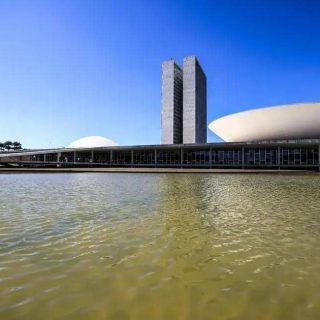 Títulos do STF em Brasília com destaque na arquitetura moderna, refletindo o centro de poder e decisões judiciais importantes no Brasil.