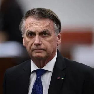 Homem de toga em tribunal, representando notícias jurídicas e atualizações legais com foco em direito hoje notícias.