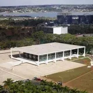 Fachada moderna do edifício do Direito Hoje Notícias, sede de jornalismo jurídico e atualidades, com design inovador e ampla área de convivência.