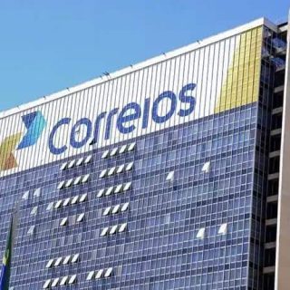 Correios, edifício corporativo de alta estrutura, destaque em notícias jurídicas e logísticas.