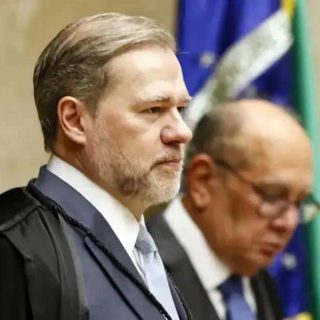 Advogado em tribunal durante sessão de julgamento, representando defesa em processo criminal ou civil, destaque em notícias de direito hoje.