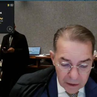 Aparência de um julgamento ou audiência jurídica, foco em direito e processos jurídicos, relevante para notícias sobre o setor jurídico no portal Direito Hoje Notícias.