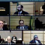 Audiencia do julgamento colegiado do STJ sobre questões de apoio jurídico e sessão de tribunal na quinta turma do STJ. Imagens de ministros e participantes em reunião judicial, discutindo casos legais e julgamentos.
