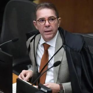 Advogado em tribunal durante sessão de direito hoje notícias, analisando casos legais e decisões judiciais importantes em destaque no direito brasileiro.
