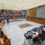 Decisão judicial em tribunal com juízes e advogados durante audiência, foco em direito e justiça, ambiente formal, direito hoje notícias, jurisprudência, direito constitucional, processo judicial.