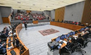 Decisão judicial em tribunal com juízes e advogados durante audiência, foco em direito e justiça, ambiente formal, direito hoje notícias, jurisprudência, direito constitucional, processo judicial.