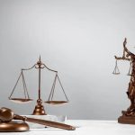 Balança de justiça e estátua da deusa, símbolos do direito e da equidade.