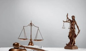 Balança de justiça e estátua da deusa, símbolos do direito e da equidade.