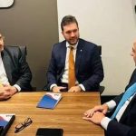 Profissionais de Direito em reunião de negócios no escritório Direito Hoje Notícias, discutindo estratégias legais e jurídicas.