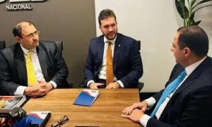 Profissionais de Direito em reunião de negócios no escritório Direito Hoje Notícias, discutindo estratégias legais e jurídicas.