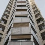 Apartamento de edifício residencial com janelas e varandas no centro urbano foco em imóveis e moradia Gestão jurídica de imóveis e condomínios, direito imobiliário e questões relacionadas a construção civil e propriedade vertical.