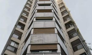Apartamento de edifício residencial com janelas e varandas no centro urbano foco em imóveis e moradia Gestão jurídica de imóveis e condomínios, direito imobiliário e questões relacionadas a construção civil e propriedade vertical.