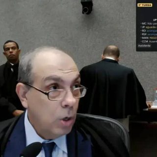Votação em tribunal judicial durante sessão do tribunal de Justiça, com destaque para candidato ao julgamento de votos e representantes jurídicos presentes no processo.