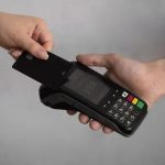 Pagamento com cartão de crédito sendo realizado em estabelecimento comercial, destacando acesso fácil e segurança nas transações financeiras.