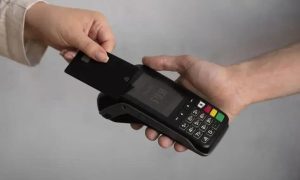 Pagamento com cartão de crédito sendo realizado em estabelecimento comercial, destacando acesso fácil e segurança nas transações financeiras.