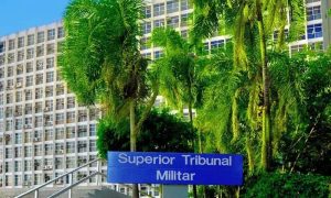 Superior Tribunal Militar, edifício com palmeiras na frente, clima ensolarado, foco nas questões jurídicas militares e notícias do direito militar.