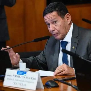 Relator Hamilton Mourão participando de reunião sobre direito e justiça no Brasil, debatendo temas jurídicos importantes.