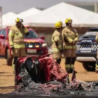 Carro queimado após acidente com bombeiros presente no local - direita hoje notícias.