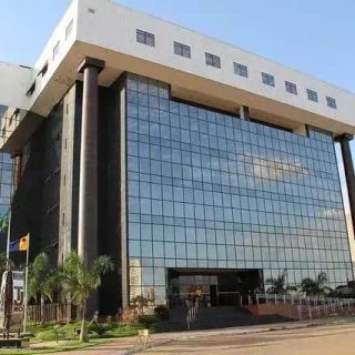 Edifício moderno de escritórios com fachada de vidro, símbolo de uma advocacia forte e profissional, representando o setor jurídico no Brasil.