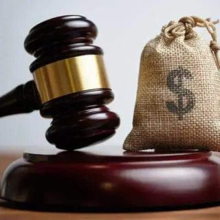 Processo judicial com martelo de juiz e saco de dinheiro, relacionado a direito, justiça, penal e dinheiro.