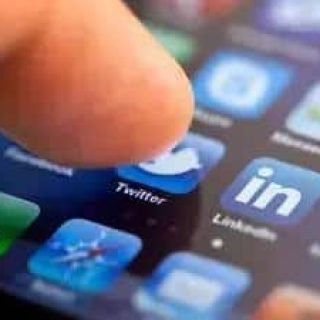 Aplicativo de smartphone com ícones de redes sociais como Twitter e LinkedIn exibidos na tela.