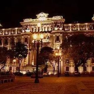 Imponente edifício histórico iluminado à noite, símbolo de direito e justiça em destaque no portal Direito Hoje Notícias.