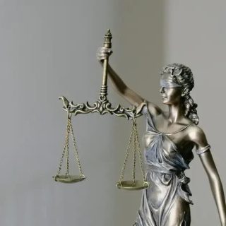 Justiça e Direitos Legais, Escultura da Justiça, Balança da Justiça, Cultura Jurídica, Direito Hoje Notícias, Imagem de escultura que simboliza a justiça, representação da equidade e lei no contexto jurídico brasileiro, foco em notícias e análises legais.