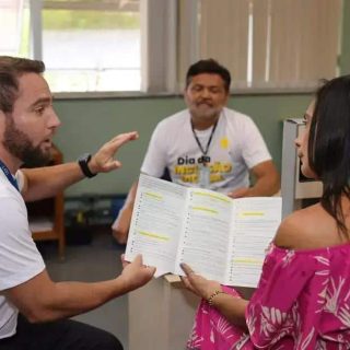 Advogado e cliente em atendimento na advocacia jurídica, discutindo processos legais e orientações sobre direitos. Trabalho de assessoria jurídica focado em direito civil, trabalhista ou de família.