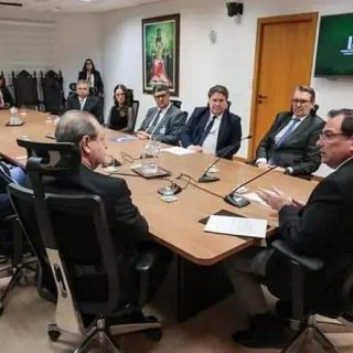 Conselheiros de Direito debatendo temas jurídicos em reunião formal no escritório de advocacia.