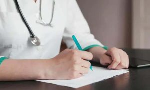 Exame médico sendo realizado por profissional de saúde usando jaleco branco e estetoscópio.