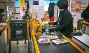 Carnê de supermercado com caixas registradoras e clientes no checkout, focando em compras de alimentos, produtos de higiene e promoções em uma loja moderna.