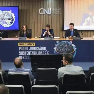 Palestrantes participando de debate sobre crise climática, poder judiciário e sustentabilidade na Auditório do CNJ, cenário de discussão sobre temas ambientais e justiça social em evento do Direito Hoje Notícias.